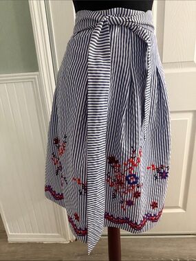 Beautiful seersucker skirt with high pleats and pretty embroidered flowers